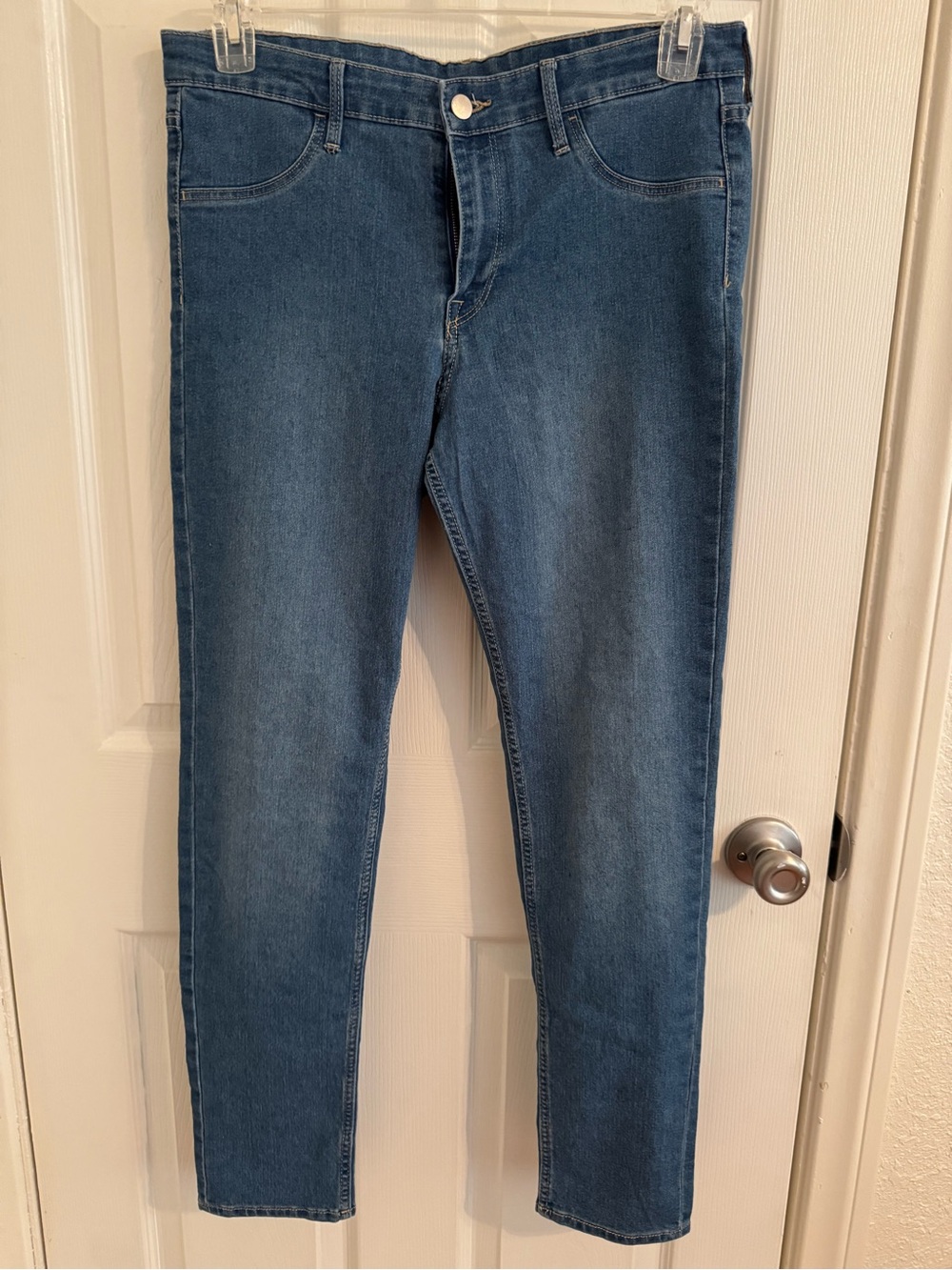 H&M &Denim jeans, size 32, in a "Skinny Regular Waist Ankle" fit. - Picture 4 of 8